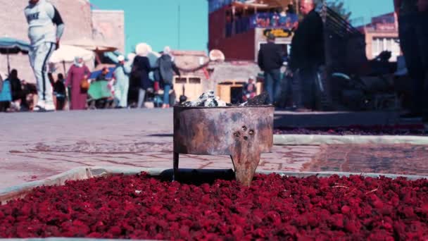五彩缤纷的香草和香料在繁忙的街景下 — 图库视频影像