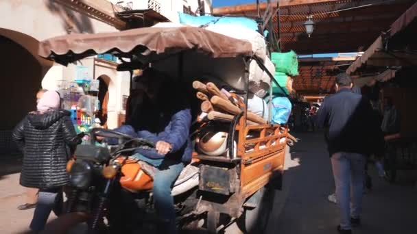 Lidé procházející se tradičním trhem v Marrákeši. — Stock video