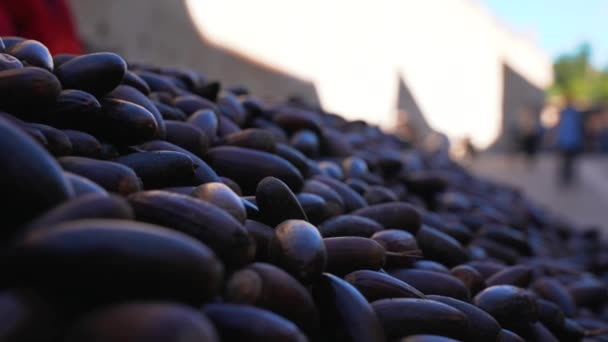 Pile de noix d'argan et de graines pour la vente sur le marché de la rue — Video