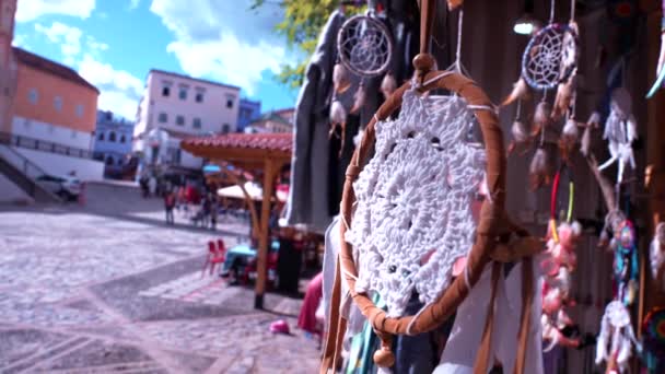 Close up of dream catcher hanging on stall for sale at bazaar — Stockvideo