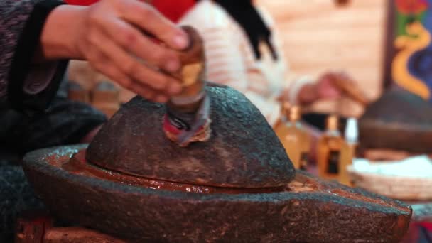Ekstrakcja oleju arganowego przez tradycyjny młyn ręczny z kamienia — Wideo stockowe