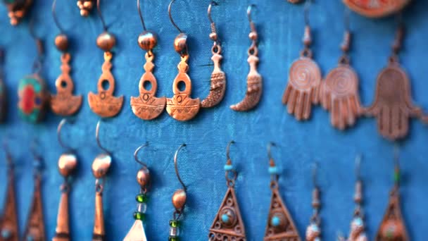 Handgemaakte antieke gekleurde sieraden opknoping op stof te koop — Stockvideo