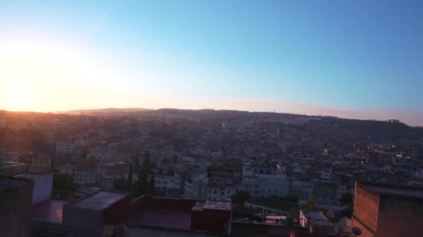 Vue aérienne du paysage urbain ou de la vieille ville avec montagne en arrière-plan — Video