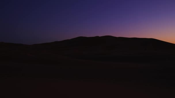 Verbazingwekkend uitzicht op zandduinen in de woestijn tegen een heldere hemel bij zonsondergang — Stockvideo
