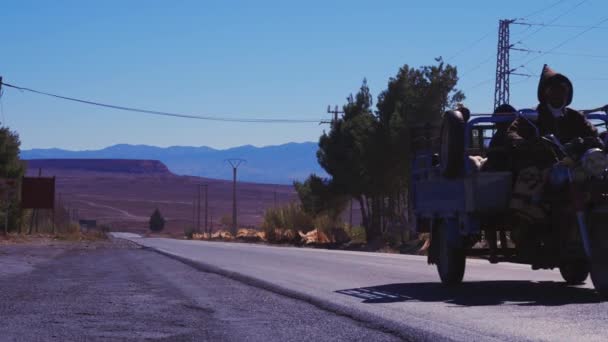 車の風景山の範囲で空の道路を運転 — ストック動画