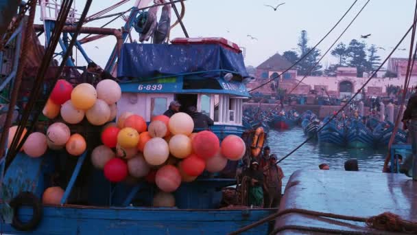Dřevěné rybářské lodě kotvící v přístavu proti dramatické zamračené obloze — Stock video
