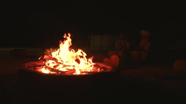 Dois homens tocando bateria na fogueira à noite no deserto do Saara, Marrocos. — Vídeo de Stock