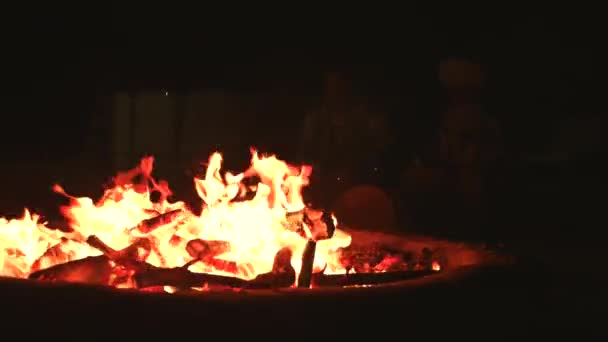 Dois homens tocando bateria na fogueira à noite no deserto do Saara, Marrocos. — Vídeo de Stock