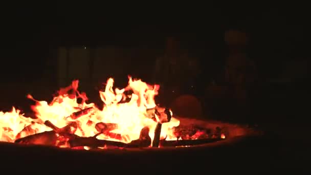 Dos hombres tocando la batería en fogata por la noche en el desierto del Sahara, Marruecos. — Vídeos de Stock