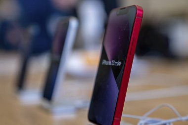Yeni Apple Iphone 13 mini cep telefonu mağazada satışta.