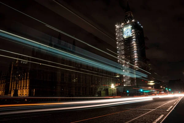 Pałac Westminster i oświetlenie Big Ben w nocy z lekkim szlakiem — Zdjęcie stockowe