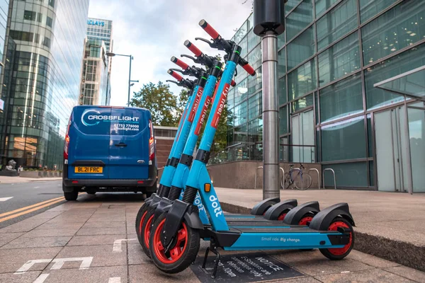 E скутеры, припаркованные для аренды на обочине финансового района — стоковое фото
