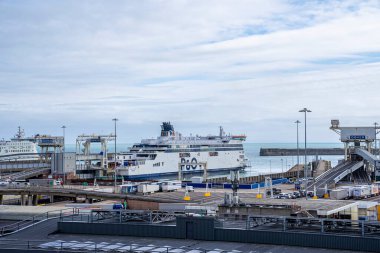 Dover Limanı terminalinde feribot. Araçlar ve kamyonlar kanal geçişini bekliyor.