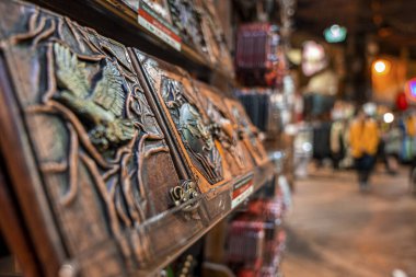 Camden Market 'te eski tarihi Pickfords ahırlarında hediyelik eşya tezgahları.