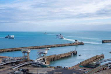 Dover limanının havadan görüntüsü. Dover limanına giren ve çıkan çok sayıda feribot ve yolcu gemisi var.