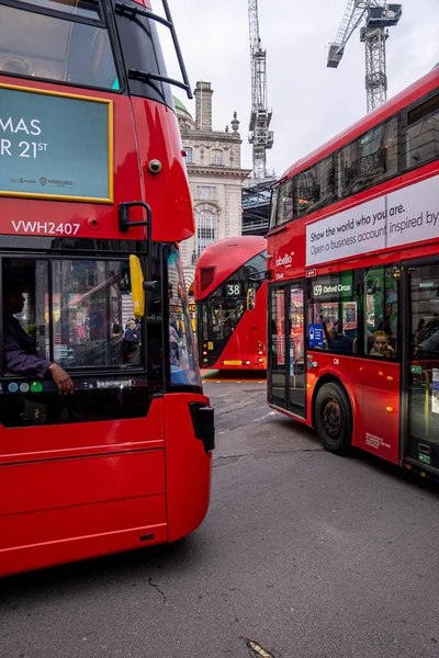 Czerwony klasyczny dwupokładowe autobusy na drodze miejskiej z pasażerami na pokładzie — Zdjęcie stockowe