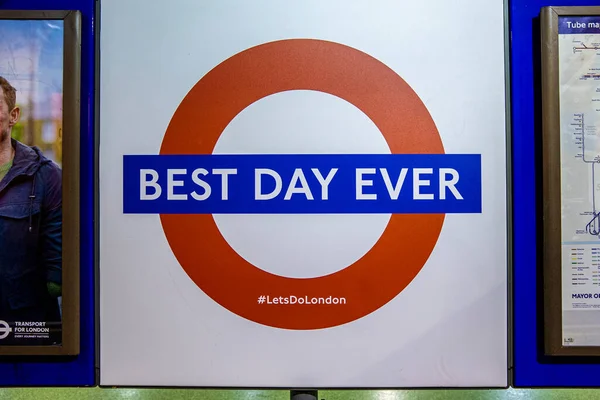 Melhor sinal de roundel dia de sempre na estação ferroviária de Londres — Fotografia de Stock