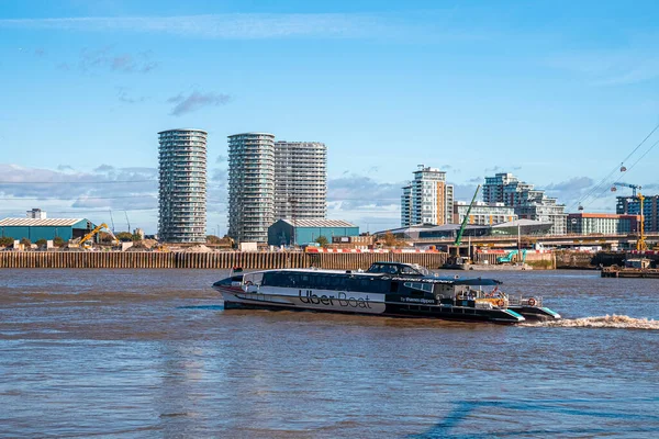 都市の建物を背景に川にUberのボート — ストック写真