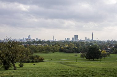 Modern şehrin güzel manzarası Primrose Hill Parkı 'ndan görünüyor.
