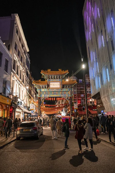 Толпа людей в лондонском китайском районе Сохо ночью — стоковое фото