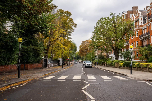 Abbey Road zebra geçişi 1969 Beatles albüm kapağında ünlü oldu. — Stok fotoğraf
