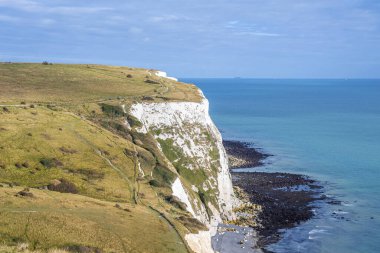 Güneşli bir günde mavi deniz boyunca beyaz kayalıkların güzel manzarası
