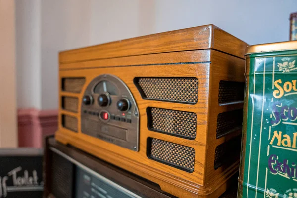 Antique old fashion style wooden radio speaker beside wall in house — Stock Photo, Image