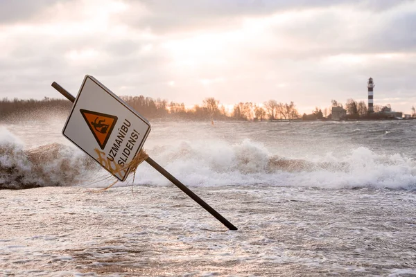 Huge waves crashing down the coast of Latvia braking signs. — Stock Photo, Image