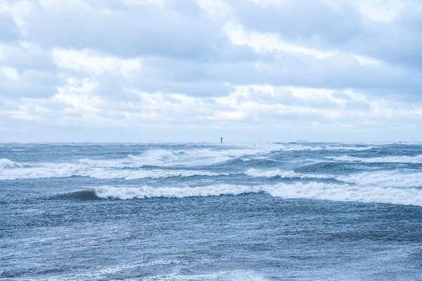 Onde temporalesche che si infrangono sulla spiaggia — Foto Stock