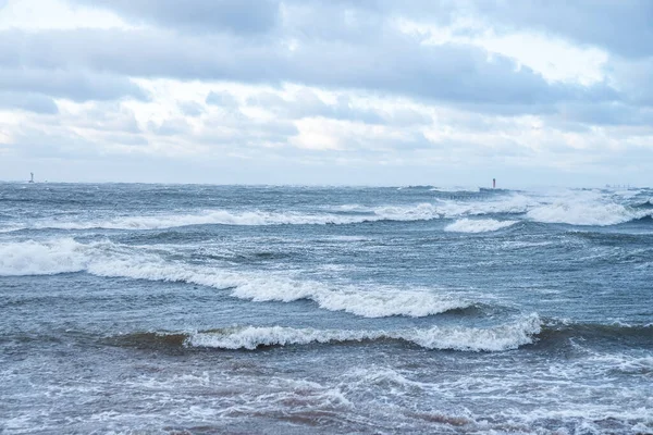 Olas de tormenta de truenos cayendo en la playa —  Fotos de Stock