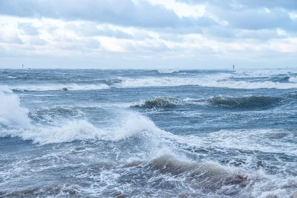 Thunder storm waves crashing on the beach — Stock Photo, Image