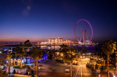 Güzel Dubai gözü ya da Jumeirah sahilinde güneş batarken Ain Dubai