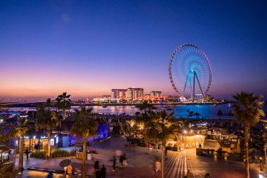 Güzel Dubai gözü ya da Jumeirah sahilinde güneş batarken Ain Dubai