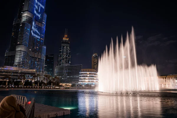 Rascacielos Burj Khalifa por la noche en Dubai, Emiratos Árabes Unidos. — Foto de Stock
