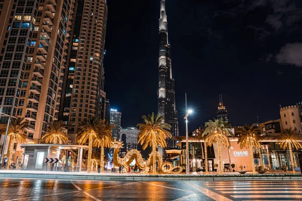 El rascacielos Burj Khalifa por la noche en Dubai. — Foto de Stock