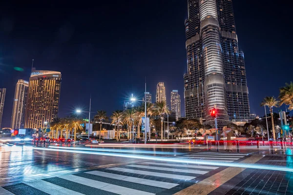 Ocupado cruce con coches y peatones en el centro de Dubai. — Foto de Stock