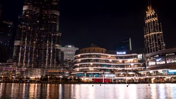 Timelapse Burj Khalifa fontány v noci v Dubaji. — Stock video