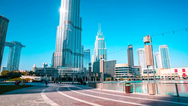 Timelapse Burj Khalifa v krásný den s odleskem slunce u fontán. — Stock video
