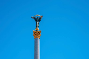 Kyiv, Ukrayna. 20 Temmuz 2021. Meydan Maydan Nezalezhnosti heykeli Independence Meydanı 'ndaki sütunun tepesinde. Ortadaki anıta Slav mitolojisinde bir kadın ruhu olan Berehynia denir.
