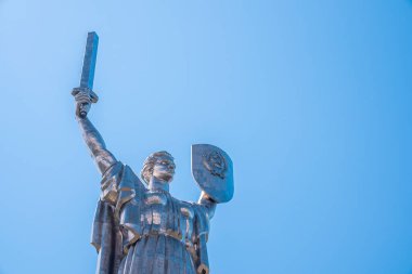 Kyiv, Ukrayna. 20 Temmuz 2021. Anavatan Anıtı, paslanmaz çelik heykel Ulusal Tarih Müzesi 'nin bir parçasıdır.
