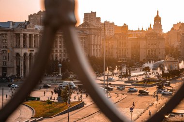 Kyiv, Ukrayna. 20 Temmuz 2021. Gün batımında şehir silueti, Independence Meydanı 'ndaki Globus merkez alışveriş merkezi Aziz Sophia Katedrali ve diğer kentsel binaların yanındaki çeşmeler.