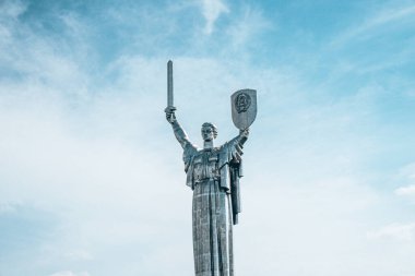 Kyiv, Ukrayna. 20 Temmuz 2021. Anavatan Anıtı, paslanmaz çelik heykel Ulusal Tarih Müzesi 'nin bir parçasıdır.