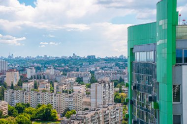 Güneşli bir günde, pencereleri bulutlu gökyüzüne bakan yeni modern şehir binaları, yerleşim bölgesinin modern dış mekanı.