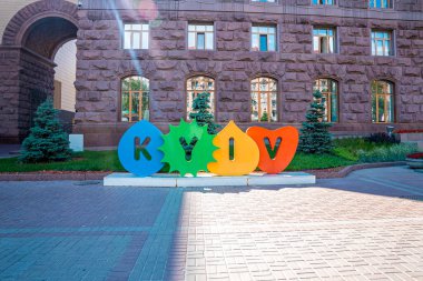 Kyiv, Ukrayna. 20 Temmuz 2021. Artistik Kyiv turist tabelası antik binaların önünde kemerli giriş ve pencereli