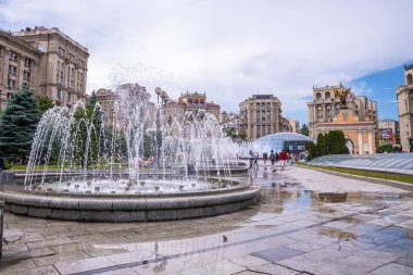 Kyiv, Ukrayna. 20 Temmuz 2021. Altın kaplama bronz heykelli su çeşmesi Independence Meydanı 'nda Başmelek Michael' ın heykeli bulutlu gökyüzüne karşı şehir manzarası