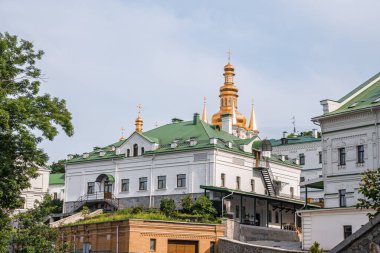 Bulutlu gökyüzüne karşı ortodoks manastırı haçları olan altın kubbeler Hıristiyan manastırı haçları olan altın kubbeler.
