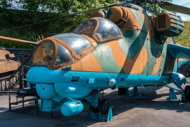 Kyiv, Ukrayna. 20 Temmuz 2021. Sovyet askeri helikopteri Mi-24 Ukrayna Ulusal Tarihi Müzesinde İkinci Dünya Savaşı 'nda