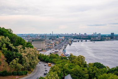 Kyiv, Ukrayna. 20 Temmuz 2021. Kiev şehir manzaralı seyir limanı dinyeper nehri ve otoyoldaki trafik sıkışıklığı