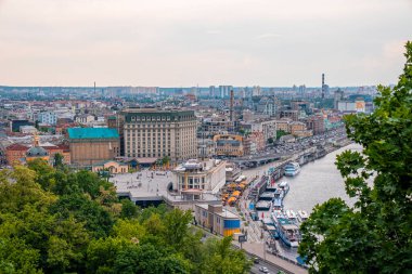 Kyiv, Ukrayna. 20 Temmuz 2021. Kiev şehir manzaralı seyir limanı dinyeper nehri ve otoyoldaki arabalarla trafik sıkışıklığı