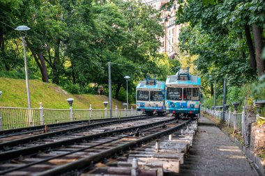 Kyiv, Ukrayna. 20 Temmuz 2021. Füniküler, Uppertown ve Podil 'i dik Volodymyrska Tepesi boyunca birbirine bağlayan